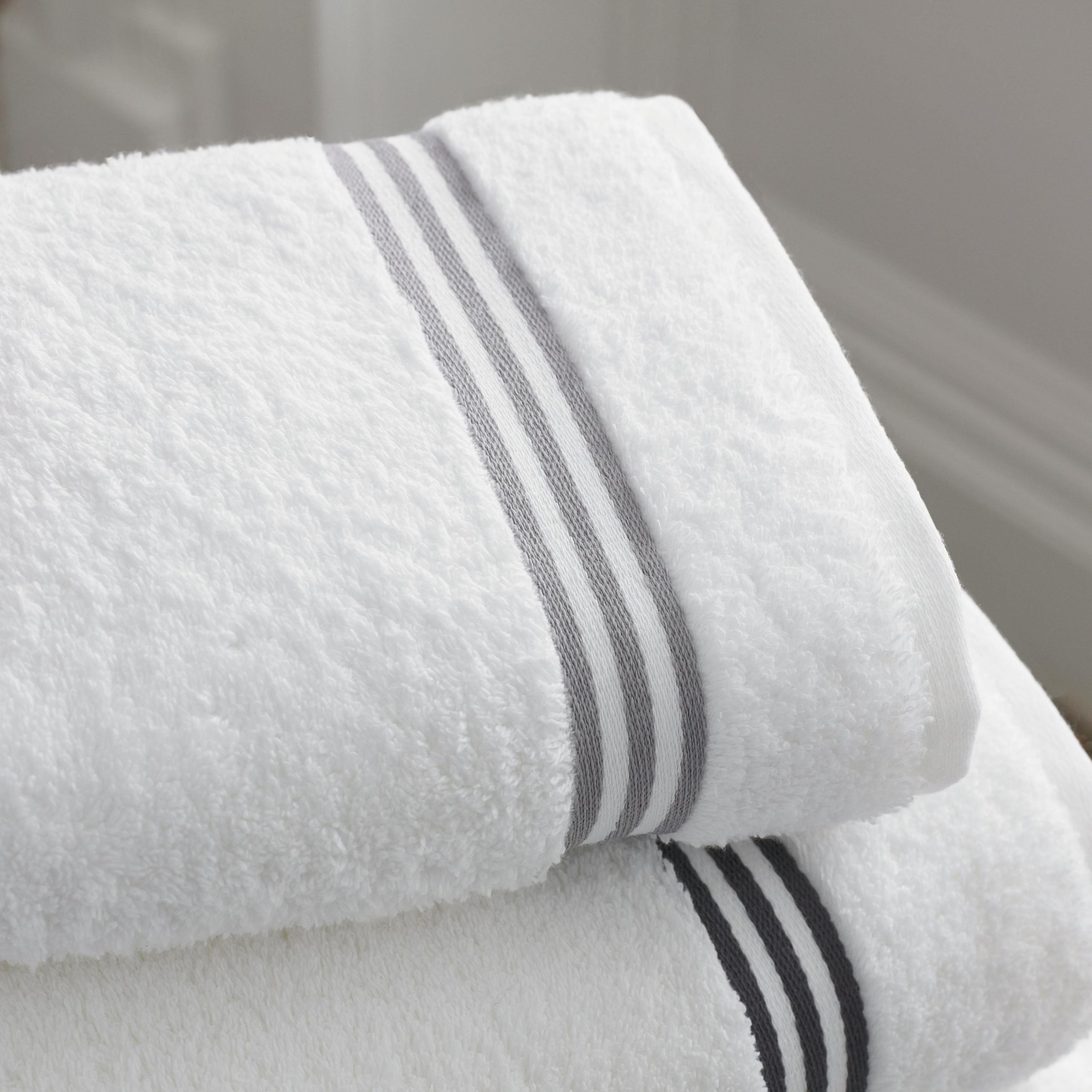 How Do Hotels Keep Towels White? Tips and Secrets for Bright Laundry