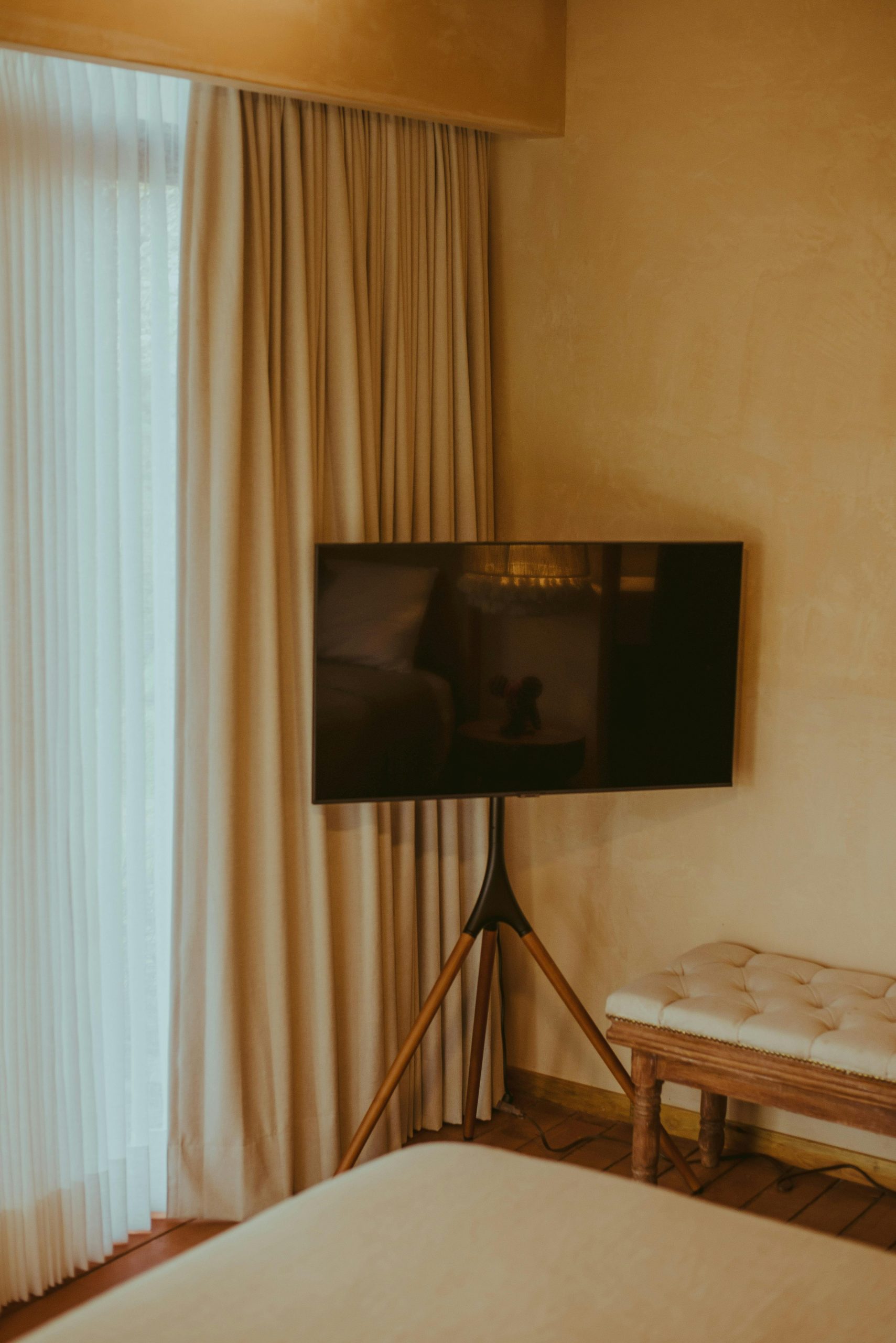 Top TV Casting Solutions for Hotels Enhance Guest Experience